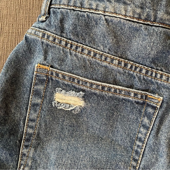 H&M Ultra High-Waist Distressed Denim Mom Shorts - Size 8 - Picture 6 of 7